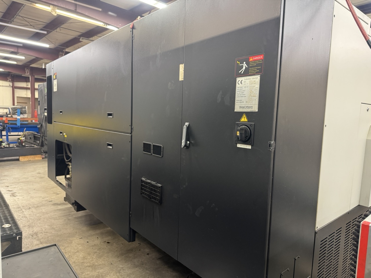 Doosan Puma 480 CNC Lathe, 2012 - 6.5" Bar Cap, 14" Chuck, Tool Setter, Chip Conveyor - Image 10