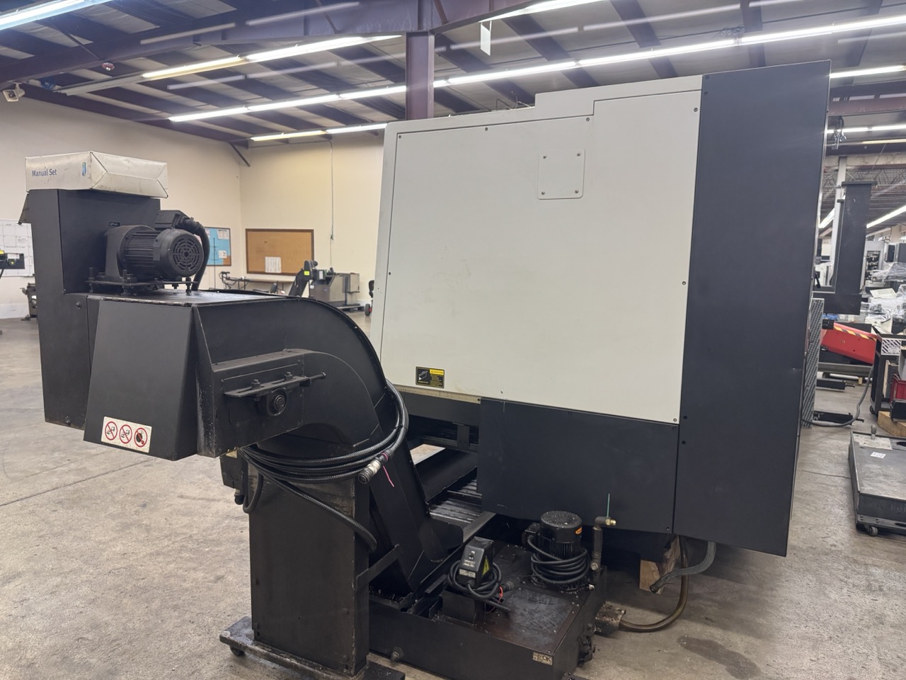 Doosan Puma 480 CNC Lathe, 2012 - 6.5" Bar Cap, 14" Chuck, Tool Setter, Chip Conveyor - Image 12