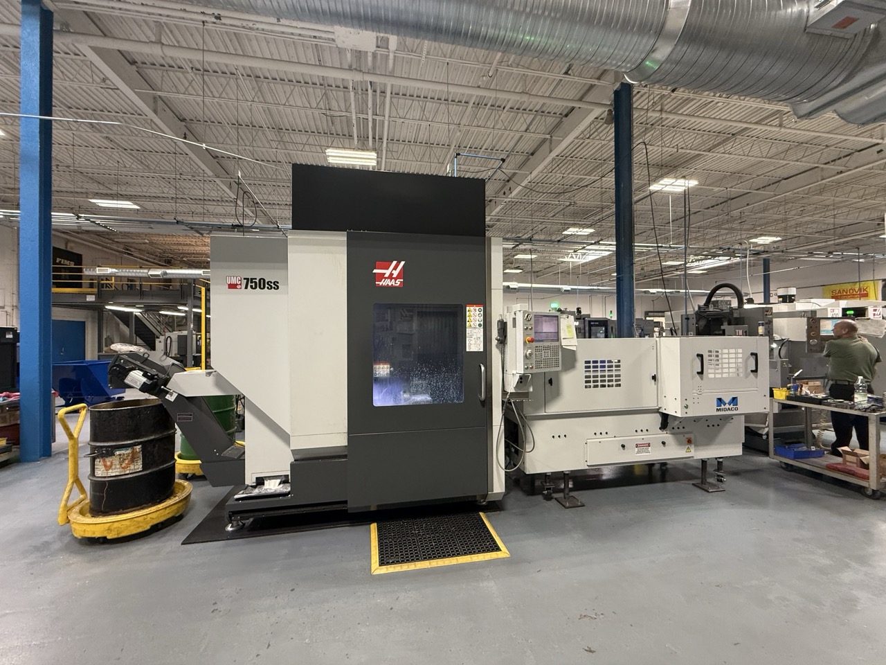 Haas UMC-750SS 5 Axis UMC, 2018 - Midaco Automatic Pallet Changer, TSC, Chip Conveyor - Image 2
