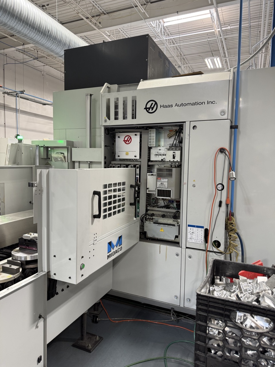 Haas UMC-750SS 5 Axis UMC, 2018 - Midaco Automatic Pallet Changer, TSC, Chip Conveyor - Image 3