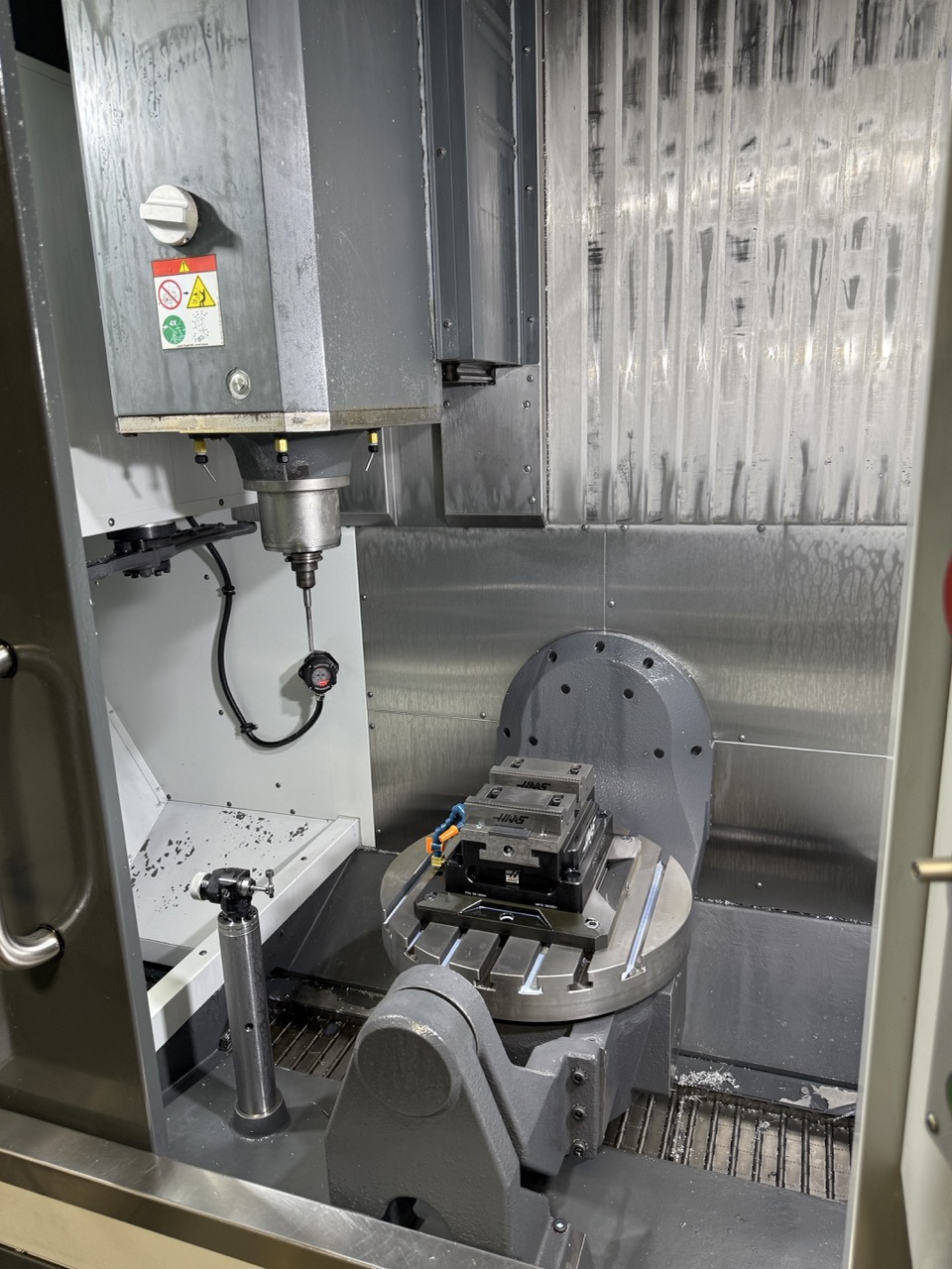 Haas UMC-750SS 5 Axis UMC, 2022 - Fanuc M-20iD Robot Cell, 70+1 SMTC, TSC, Chip Conveyor - Image 4