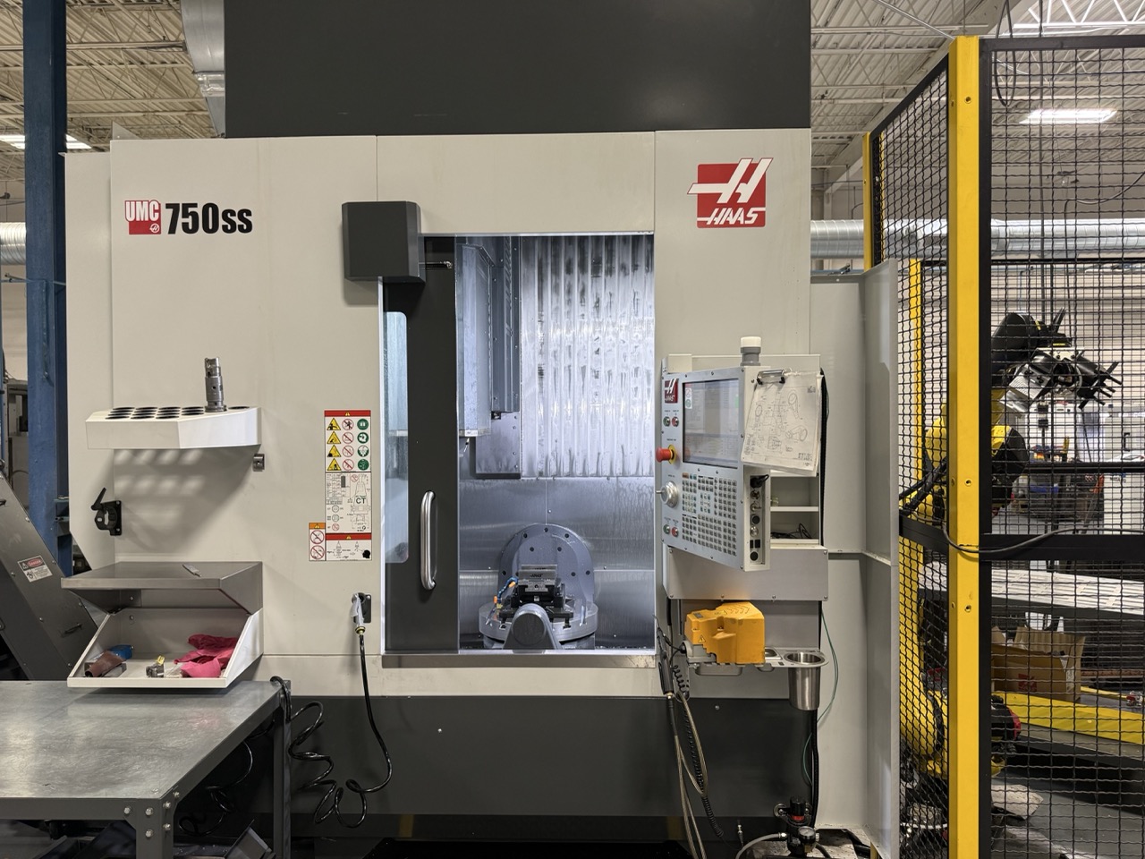 Haas UMC-750SS 5 Axis UMC, 2022 - Fanuc M-20iD Robot Cell, 70+1 SMTC, TSC, Chip Conveyor - Image 6