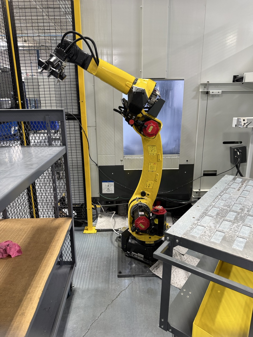 Haas UMC-750SS 5 Axis UMC, 2022 - Fanuc M-20iD Robot Cell, 70+1 SMTC, TSC, Chip Conveyor - Image 10