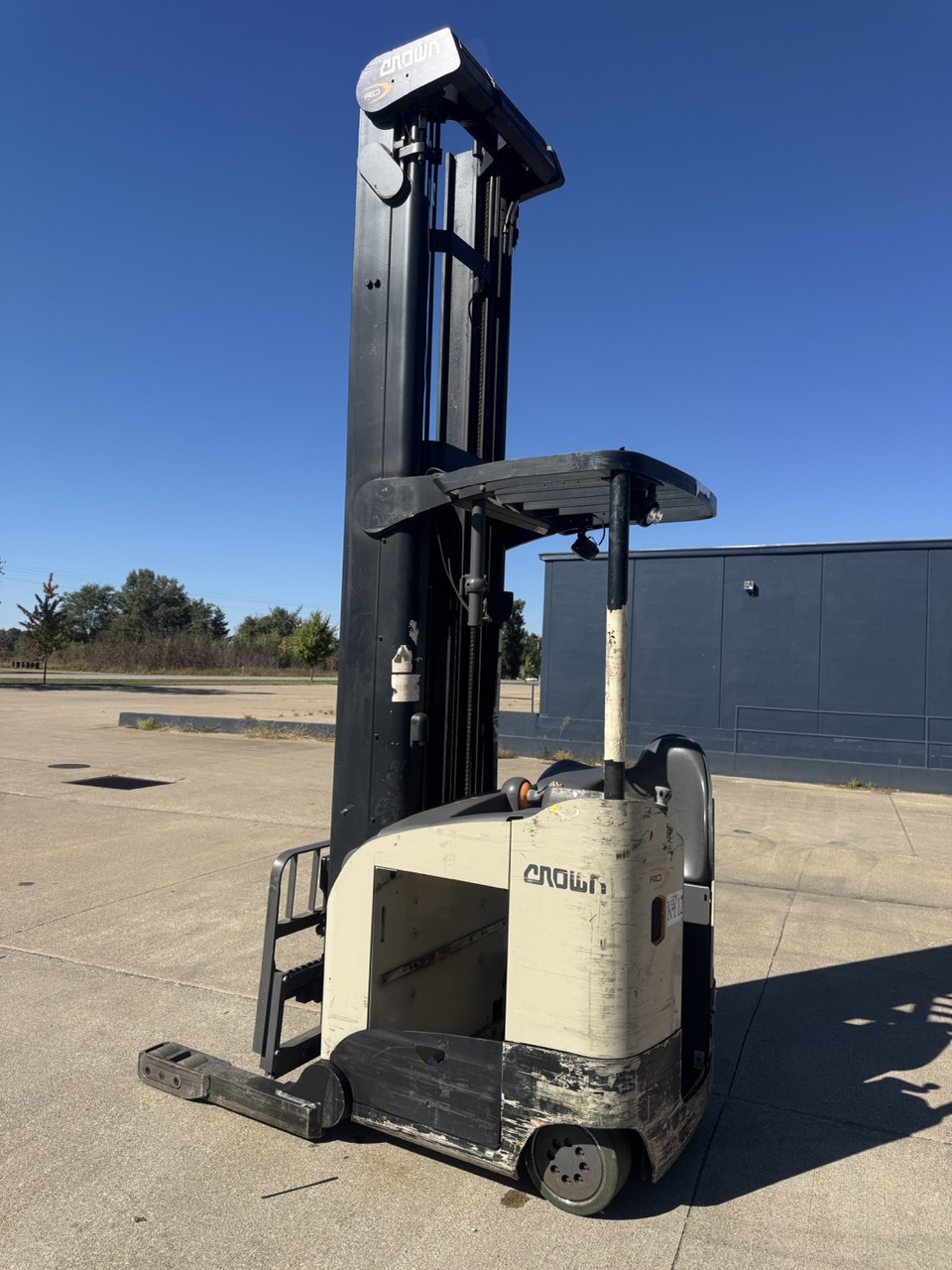 Crown RD5725-32 Electric Double Deep Reach Truck Forklift, 2022 – 3,200 LB Capacity, 36V Stand-Up Narrow Aisle (6)