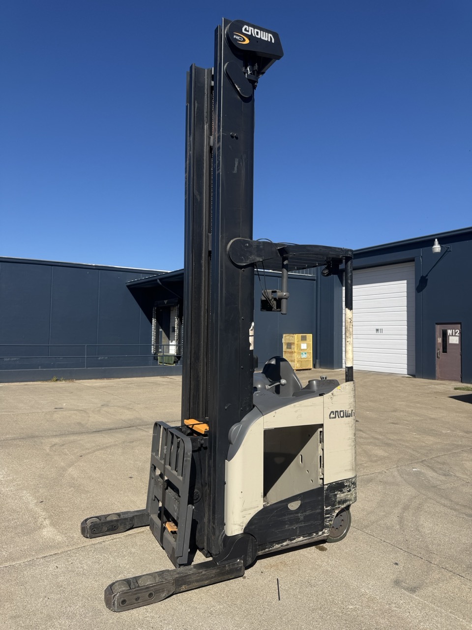 Crown RD5725-32 Electric Double Deep Reach Truck Forklift, 2022 – 3,200 LB Capacity, 36V Stand-Up Narrow Aisle (6) - Image 2