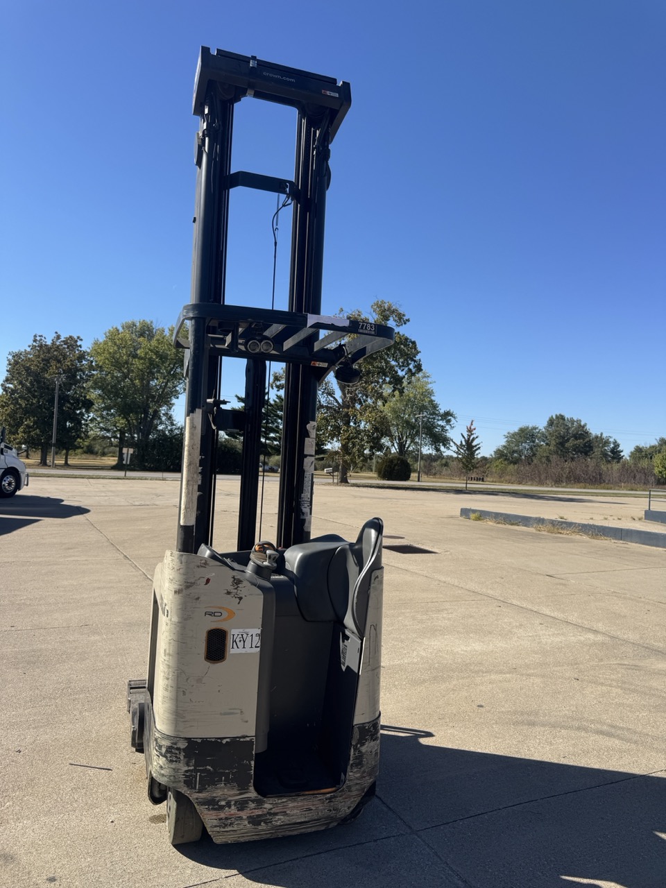 Crown RD5725-32 Electric Double Deep Reach Truck Forklift, 2022 – 3,200 LB Capacity, 36V Stand-Up Narrow Aisle (10) - Image 9