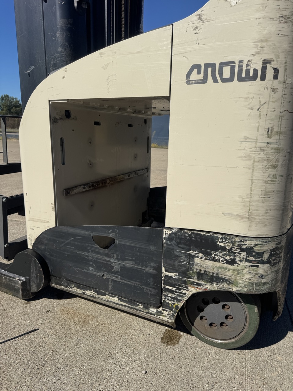 Crown RD5725-32 Electric Double Deep Reach Truck Forklift, 2022 – 3,200 LB Capacity, 36V Stand-Up Narrow Aisle (2) - Image 14