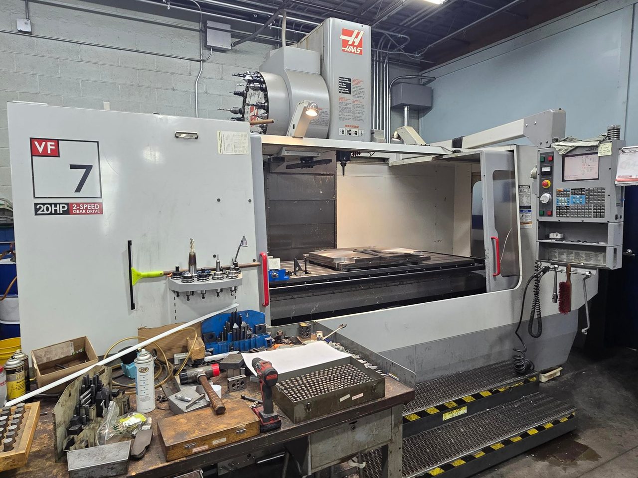 Haas VF-7B/40 VMC CNC, 2004 - 2-Speed Gear Box, Programmable Coolant