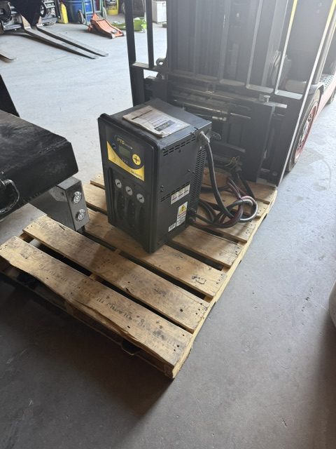 Linde E25C Electric Forklift w/ Hawker PTO MOD 3 Charger, 2018 - Image 6