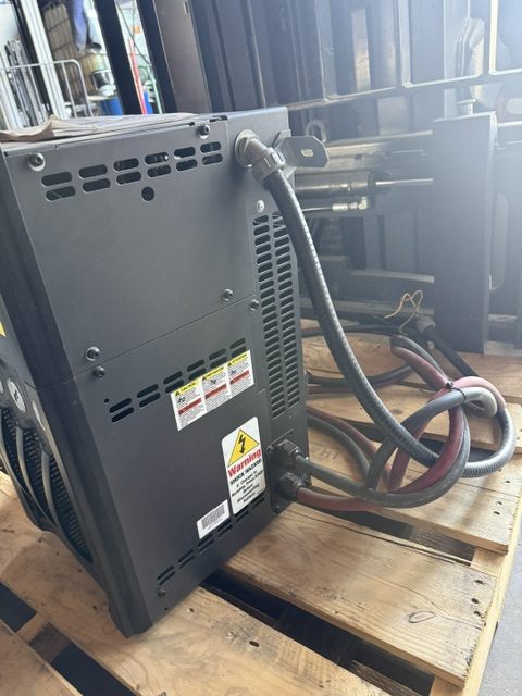 Linde E25C Electric Forklift w/ Hawker PTO MOD 3 Charger, 2018 - Image 8