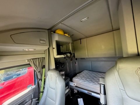 Kenworth T680 Sleeper Semi Truck Tractor, 2017 – Class 8 Diesel, 1,108,202 Miles