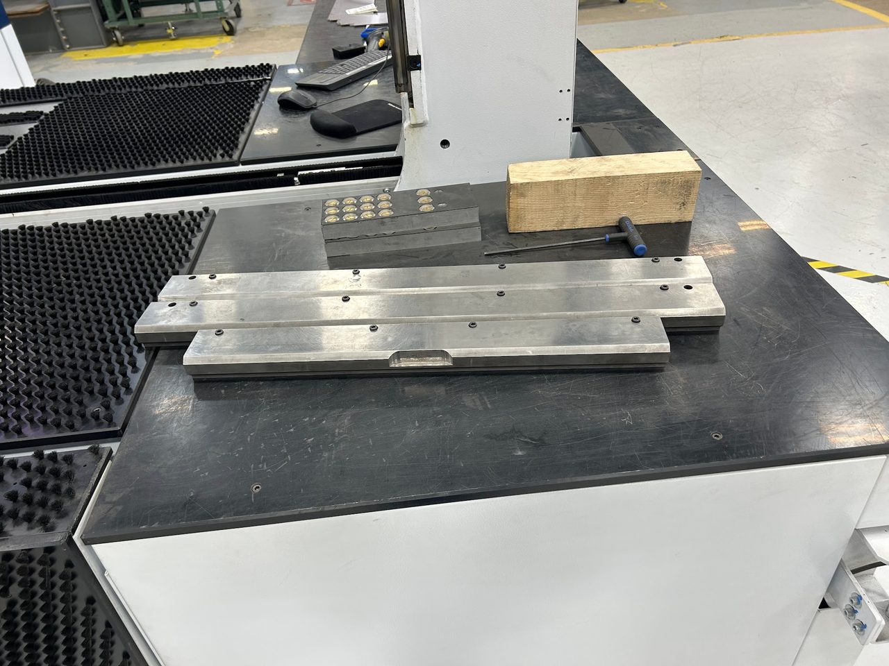 Trumpf TruBend Center 7020 CNC Bending Center, 2023 - Crowning, 5 Axis Backgauge